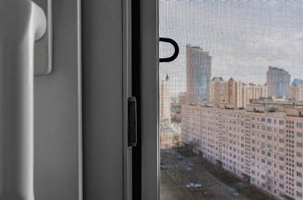 Fliegengitter am Fenster
